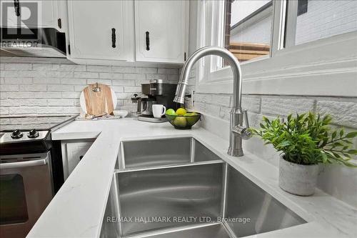 290 Brighton Court, Oshawa, ON - Indoor Photo Showing Kitchen With Double Sink