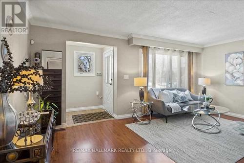 290 Brighton Court, Oshawa, ON - Indoor Photo Showing Living Room