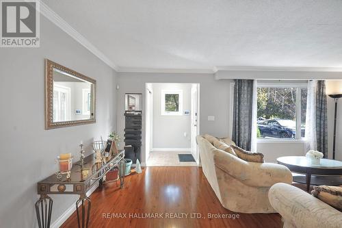 290 Brighton Court, Oshawa, ON - Indoor Photo Showing Living Room