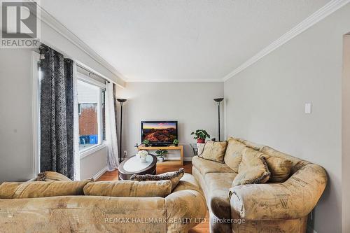 290 Brighton Court, Oshawa, ON - Indoor Photo Showing Living Room