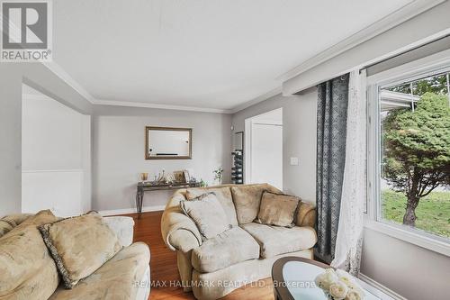 290 Brighton Court, Oshawa, ON - Indoor Photo Showing Living Room