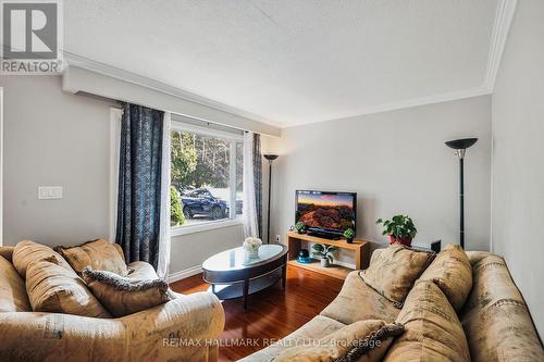 290 Brighton Court, Oshawa, ON - Indoor Photo Showing Living Room