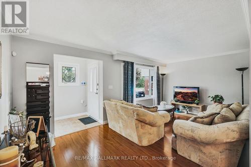 290 Brighton Court, Oshawa, ON - Indoor Photo Showing Living Room