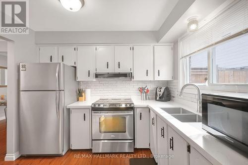 290 Brighton Court, Oshawa, ON - Indoor Photo Showing Kitchen With Stainless Steel Kitchen With Double Sink With Upgraded Kitchen