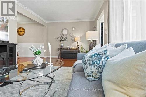 290 Brighton Court, Oshawa, ON - Indoor Photo Showing Living Room