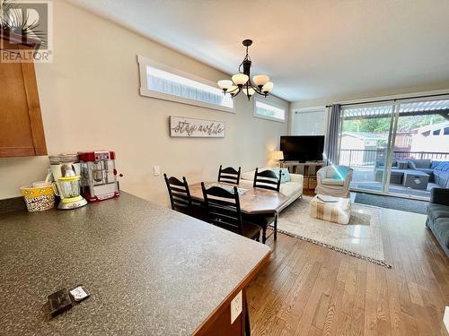 8843 97A Highway Unit# 43, Swansea Point, BC - Indoor Photo Showing Living Room