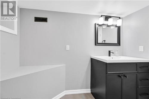 101 Warren Avenue, Hamilton, ON - Indoor Photo Showing Bathroom