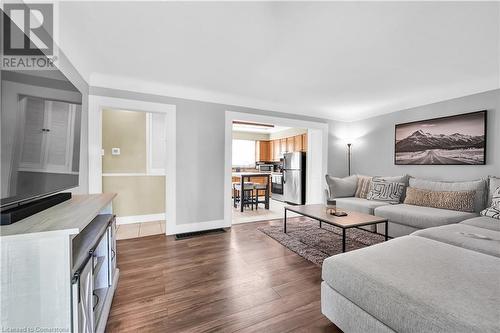 101 Warren Avenue, Hamilton, ON - Indoor Photo Showing Living Room