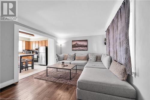 101 Warren Avenue, Hamilton, ON - Indoor Photo Showing Living Room