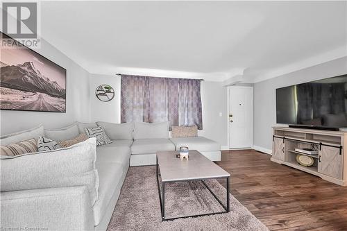 101 Warren Avenue, Hamilton, ON - Indoor Photo Showing Living Room