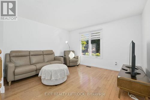 547 Barnes Crescent, Peterborough (Otonabee), ON - Indoor Photo Showing Living Room