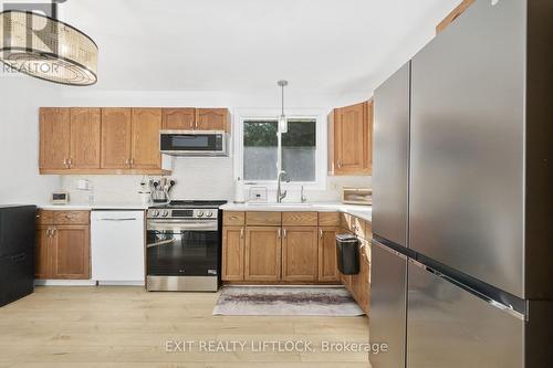 547 Barnes Crescent, Peterborough (Otonabee), ON - Indoor Photo Showing Kitchen