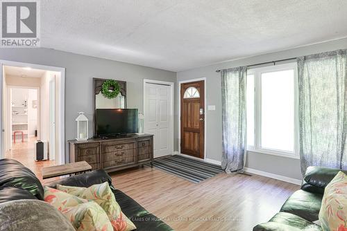 1005 Road 3300, Gravenhurst, ON - Indoor Photo Showing Living Room