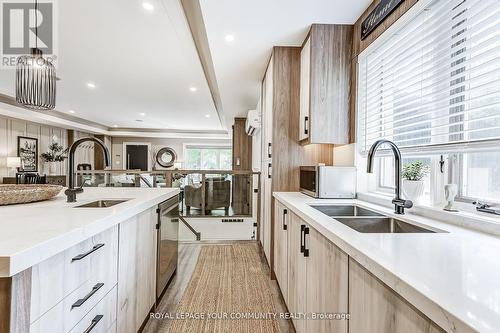 34 Connaught Avenue, Aurora, ON - Indoor Photo Showing Kitchen With Double Sink With Upgraded Kitchen