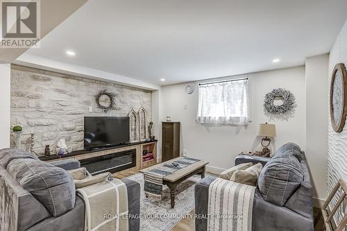 34 Connaught Avenue, Aurora, ON - Indoor Photo Showing Living Room