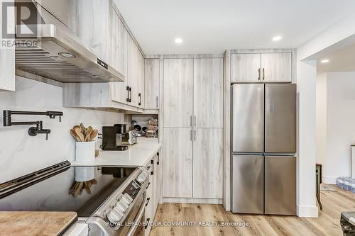 34 Connaught Avenue, Aurora, ON - Indoor Photo Showing Kitchen