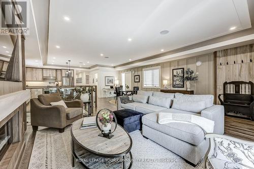 34 Connaught Avenue, Aurora, ON - Indoor Photo Showing Living Room