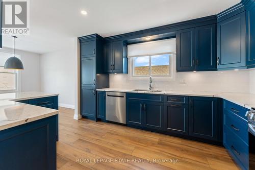 144 Ravenbury Drive, Hamilton, ON - Indoor Photo Showing Kitchen