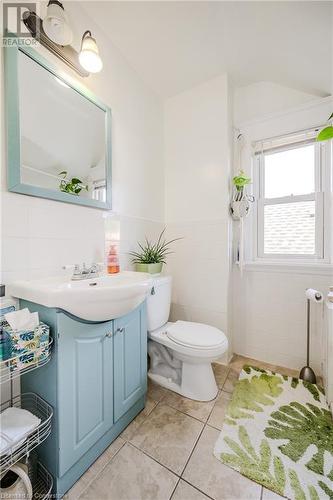 100 Crosthwaite Avenue N, Hamilton, ON - Indoor Photo Showing Bathroom