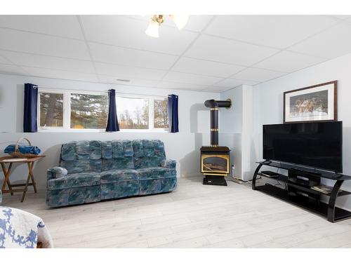 8011 Thompson Road, Kimberley, BC - Indoor Photo Showing Living Room