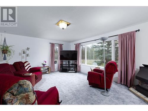 8011 Thompson Road, Kimberley, BC - Indoor Photo Showing Living Room