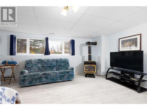 8011 Thompson Road, Kimberley, BC - Indoor Photo Showing Living Room