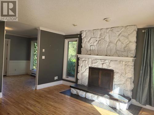 2622 Base Line Rd, Prince Township, ON - Indoor Photo Showing Living Room With Fireplace