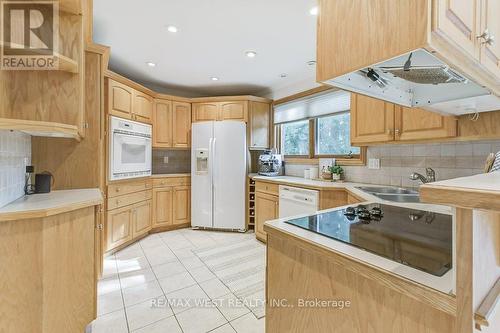 817 Damien Way, Mississauga, ON - Indoor Photo Showing Kitchen With Double Sink