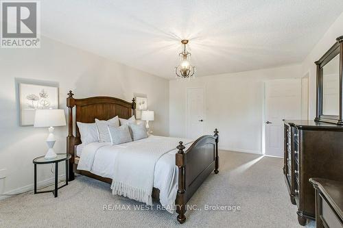 817 Damien Way, Mississauga, ON - Indoor Photo Showing Bedroom