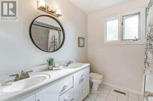 817 Damien Way, Mississauga, ON - Indoor Photo Showing Bathroom