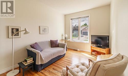 1626 Ramblewood Drive, Peterborough (Otonabee), ON - Indoor Photo Showing Living Room