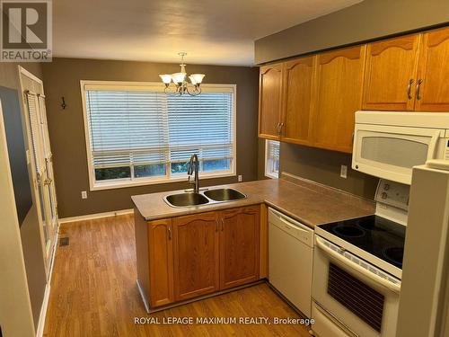 35 Draper Crescent, Barrie, ON - Indoor Photo Showing Kitchen With Double Sink