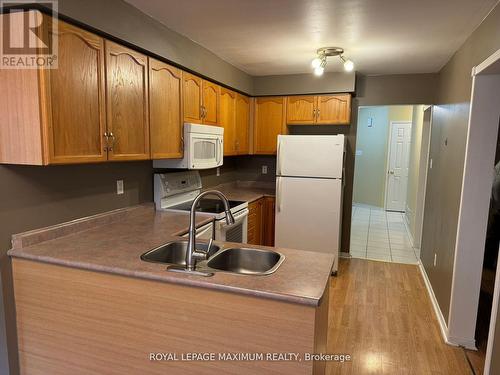 35 Draper Crescent, Barrie, ON - Indoor Photo Showing Kitchen With Double Sink