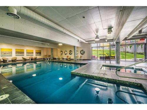 Piscine - 504-7501 Av. Mountain Sights, Montréal (Côte-Des-Neiges/Notre-Dame-De-Grâce), QC - Indoor Photo Showing Other Room With In Ground Pool