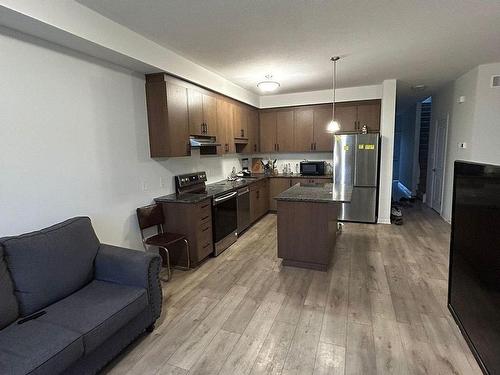 135-25 Isherwood Ave, Cambridge, ON - Indoor Photo Showing Kitchen