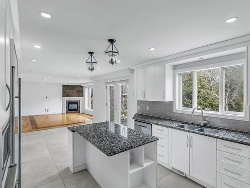 Cuisine - 7 Rue Vincent-Blouin, Kirkland, QC - Indoor Photo Showing Kitchen With Double Sink With Upgraded Kitchen