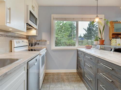 102-636 Granderson Rd, Langford, BC - Indoor Photo Showing Kitchen