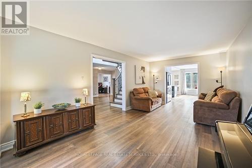 1837 Pilgrims Way, Oakville, ON - Indoor Photo Showing Living Room