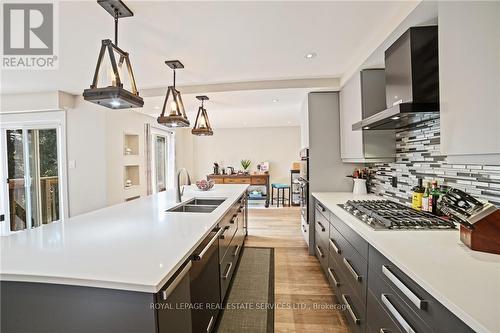 1837 Pilgrims Way, Oakville, ON - Indoor Photo Showing Kitchen With Double Sink With Upgraded Kitchen