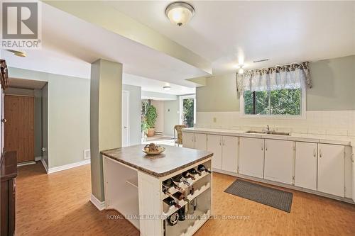 1837 Pilgrims Way, Oakville, ON - Indoor Photo Showing Kitchen With Double Sink