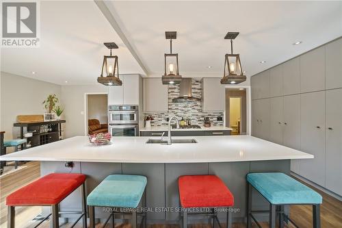 1837 Pilgrims Way, Oakville, ON - Indoor Photo Showing Kitchen With Upgraded Kitchen