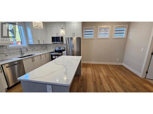 104 125 Calgary Avenue, Penticton, BC - Indoor Photo Showing Kitchen With Double Sink