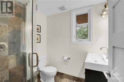 626 Dickinson Avenue, Ottawa, ON - Indoor Photo Showing Bathroom