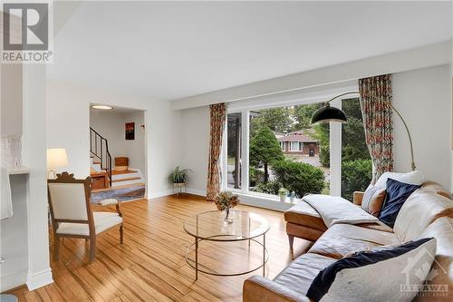 626 Dickinson Avenue, Ottawa, ON - Indoor Photo Showing Living Room