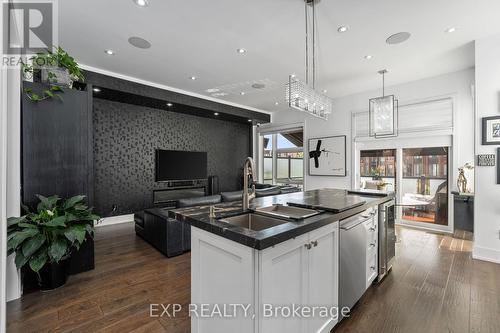 28 Allerton Road, Vaughan, ON - Indoor Photo Showing Kitchen With Upgraded Kitchen