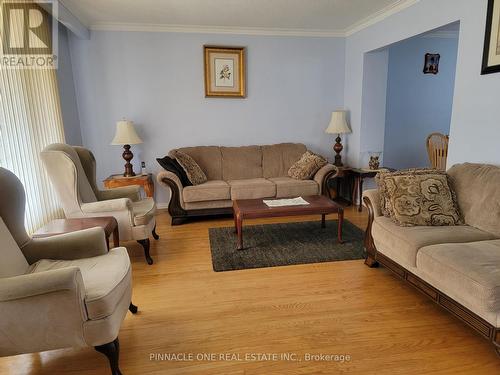 19 Kinnie Court, Toronto, ON - Indoor Photo Showing Living Room