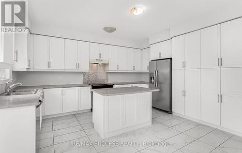 1554 Devine Point, Milton, ON - Indoor Photo Showing Kitchen With Double Sink