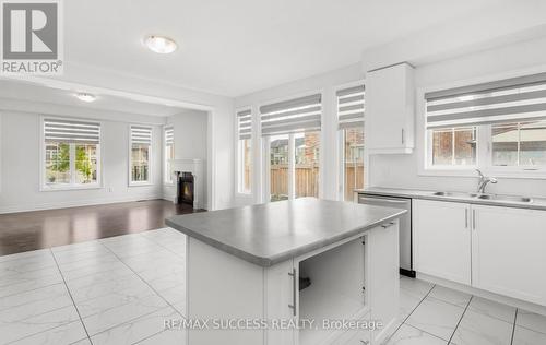 1554 Devine Point, Milton, ON - Indoor Photo Showing Kitchen With Double Sink