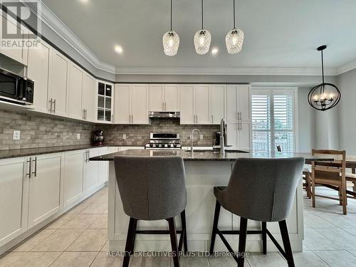 32 Boyces Creek Court, Caledon, ON - Indoor Photo Showing Kitchen With Upgraded Kitchen