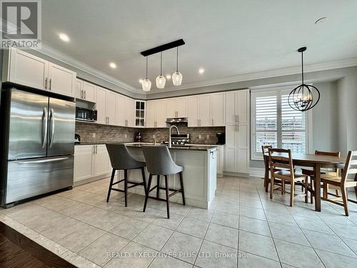 32 Boyces Creek Court, Caledon, ON - Indoor Photo Showing Kitchen With Upgraded Kitchen